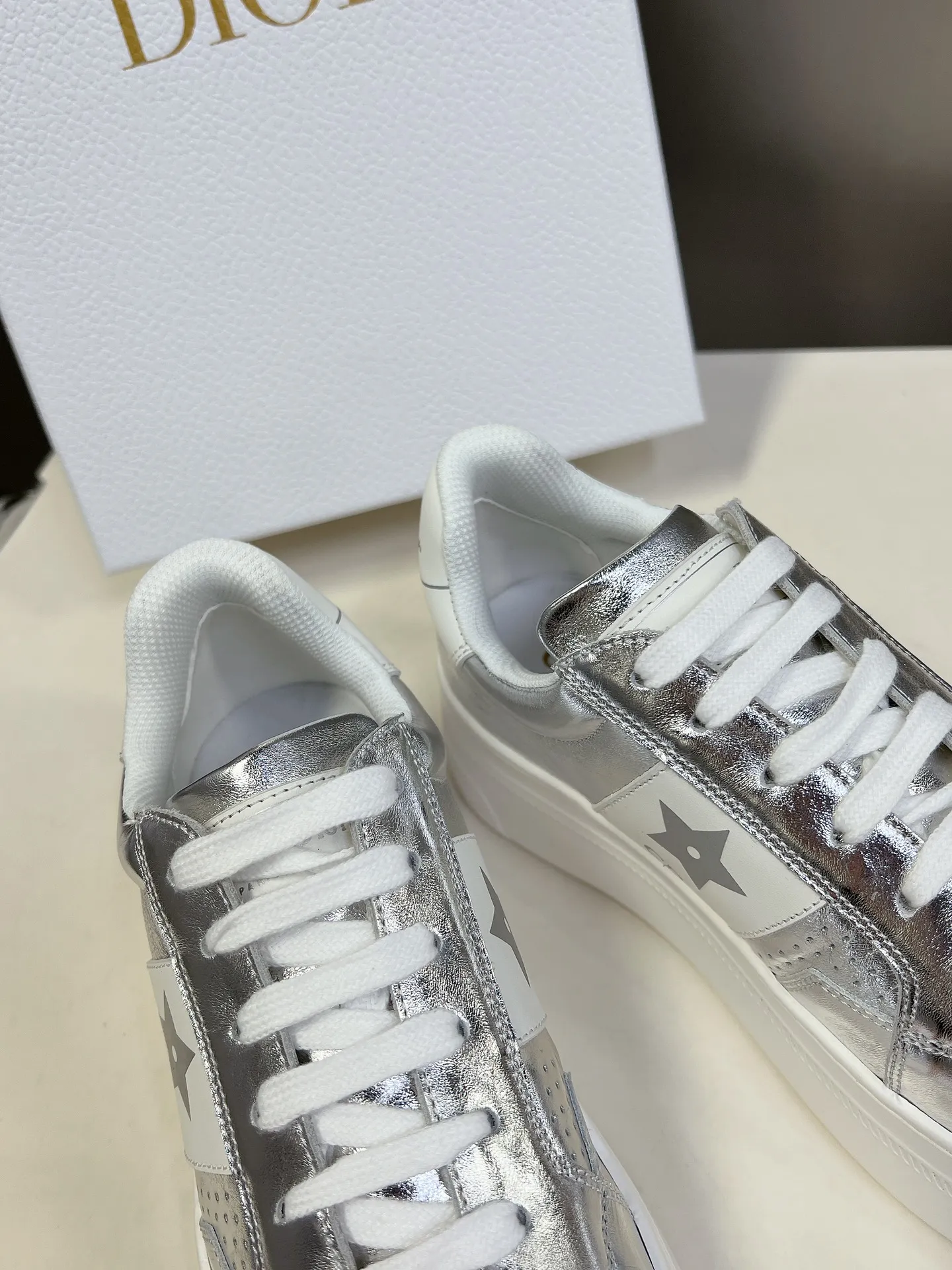 👟👟Ex-factory price 640👟👟 Dior's new platform shoes thick-soled casual shoes. Purchased and developed from Taikoo Hui RMB 16,400. These Dior Star sneakers continue the timeless silhouette and are carefully made of cow leather, so they are particularly comfortable on the feet. They are decorated with tonal suede panels and metal stars to decorate the lace eyelets to enhance the style. The lightweight style is matched with the "Christian Dior" logo thin sole, suitable for all seasons, and can be matched with all kinds of casual looks to add a finishing touch. Classic and super durable. The upper is stitched with cowhide. The original IP outsole height is 4CM. Size: 35-41. A full set of counter synchronized gift boxes 💝 packaging